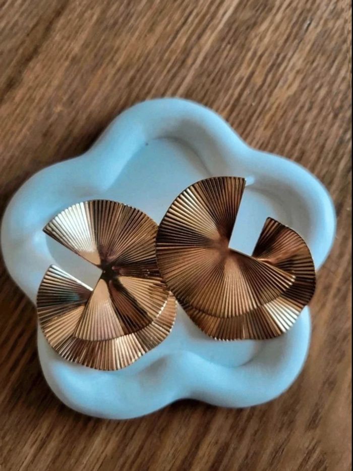 Boucles d’oreilles dorées design – forme éventail plissé – style géométrique chic et moderne - photo numéro 2