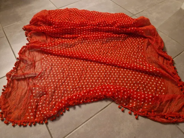 Écharpe rouge avec pois blanc