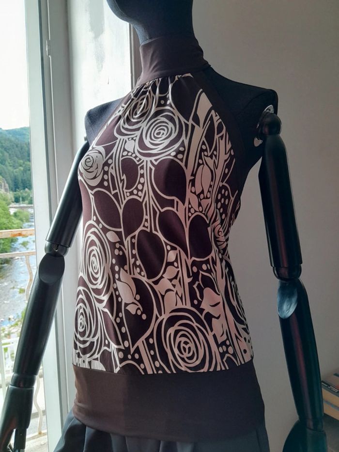 Top moulant dos nu avec noeud au cou motif fleurs marron et blanc col montant