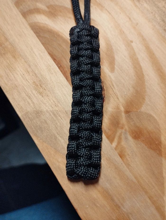 Porte clés en paracorde noir fait main - photo numéro 2