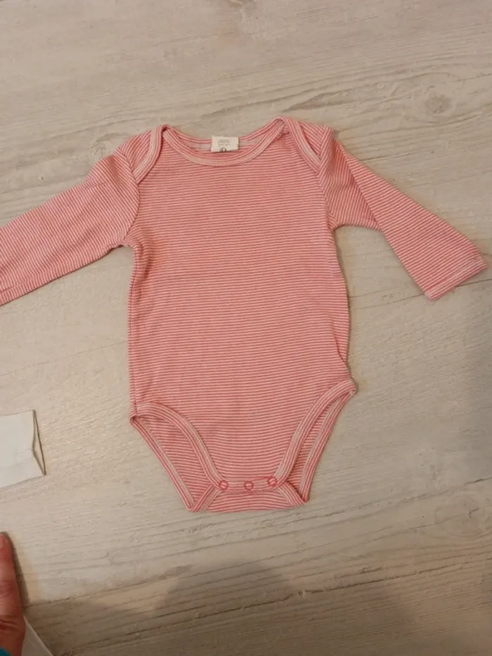 Lot bodies et tee shirt 6 mois - photo numéro 2
