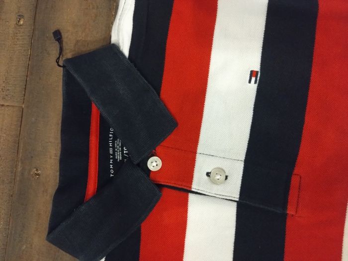 Polo Tommy Hilfiger rayé rouge, blanc et marine garçon 16-18 ans – Très bon état - photo numéro 2