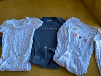 Lot bodies manche courtes et longues taille 36 mois