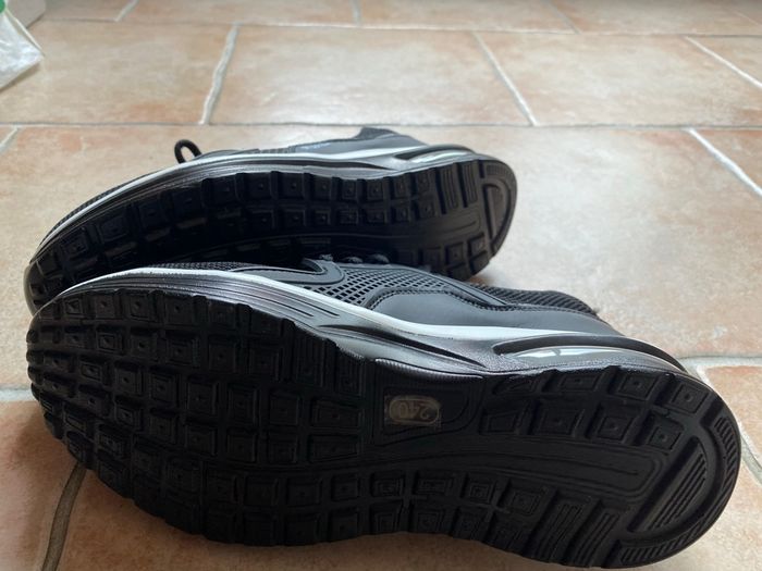 Chaussures de sécurité neuves - photo numéro 2