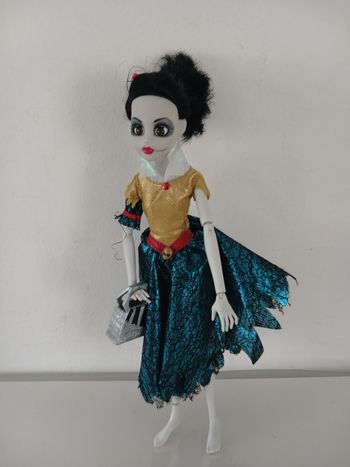Poupée "Snow Bite" (Blanche-Neige Zombie) - Collection Once Upon a Zombie