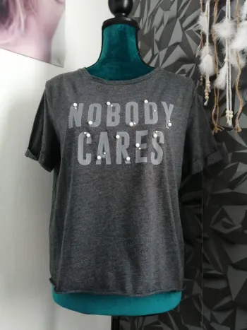 Tee-shirt gris foncé chiné avec perles et message / jennyfer / (S)