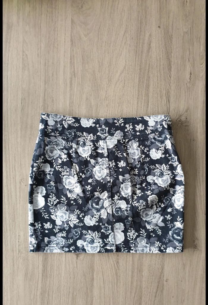 Jupe noire motifs fleurs grises, taille 38, H&M - photo numéro 3