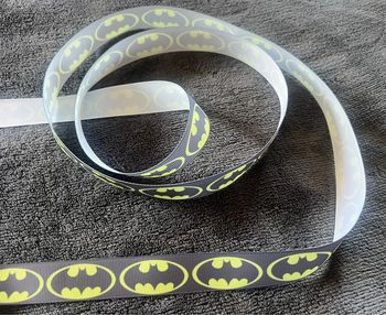 5 mètres de ruban gros grand motif Batman couleur noir et jaune , neuf . Largeur mesure 2 cm
