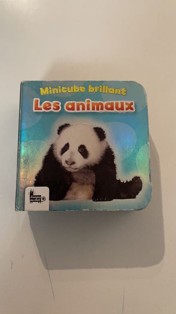 Petit livre cartonné « Les animaux » en bon état.