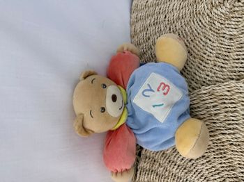 Doudou ours bleu rouge col vert 123 KALOO