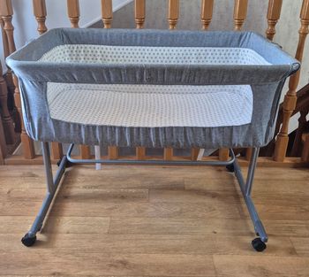 Lit bébé cododo gris réglable avec matelas et moustiquaire