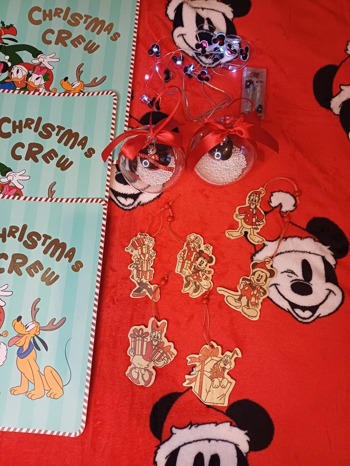 🧸Lots de plusieurs décoration de Noël Disney set de table, boule, décoration et une guirlande lumineuse - photo numéro 2