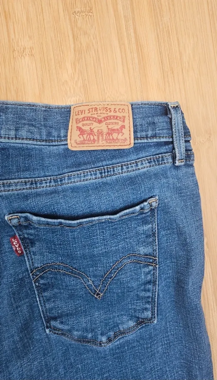 Levi's un peu évasé par le bas + patch offert classic bootcut T:40 W31 L30 - photo numéro 3