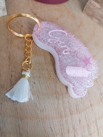 Porte clé pied gauche bébé fille avec pompon blanc
