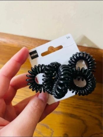 Lot élastique invisibobble noir neuf hema -tiens bien dans les cheveux -ne les arraches pas