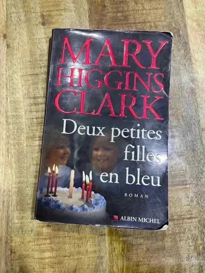 Roman de Mary Higgins Clark: deux petites filles en bleu - photo numéro 2
