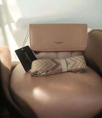 Portefeuille avec bandoulière ajustable rose pâle
