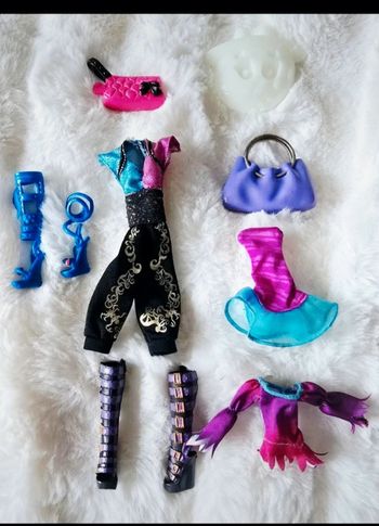Lot de vêtements, chaussures et  accessoires pour poupées monster high en très bon état