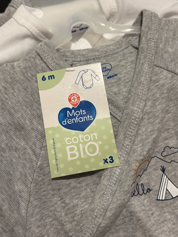 Lot de 3 bodies « hello » Manches longues Mots d’enfants Taille 6 mois. - photo numéro 4