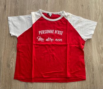 Tee shirt rouge avec manches blanches  avec inscription taille L.