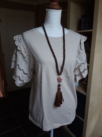 Haut beige manches broderie anglaise neuf