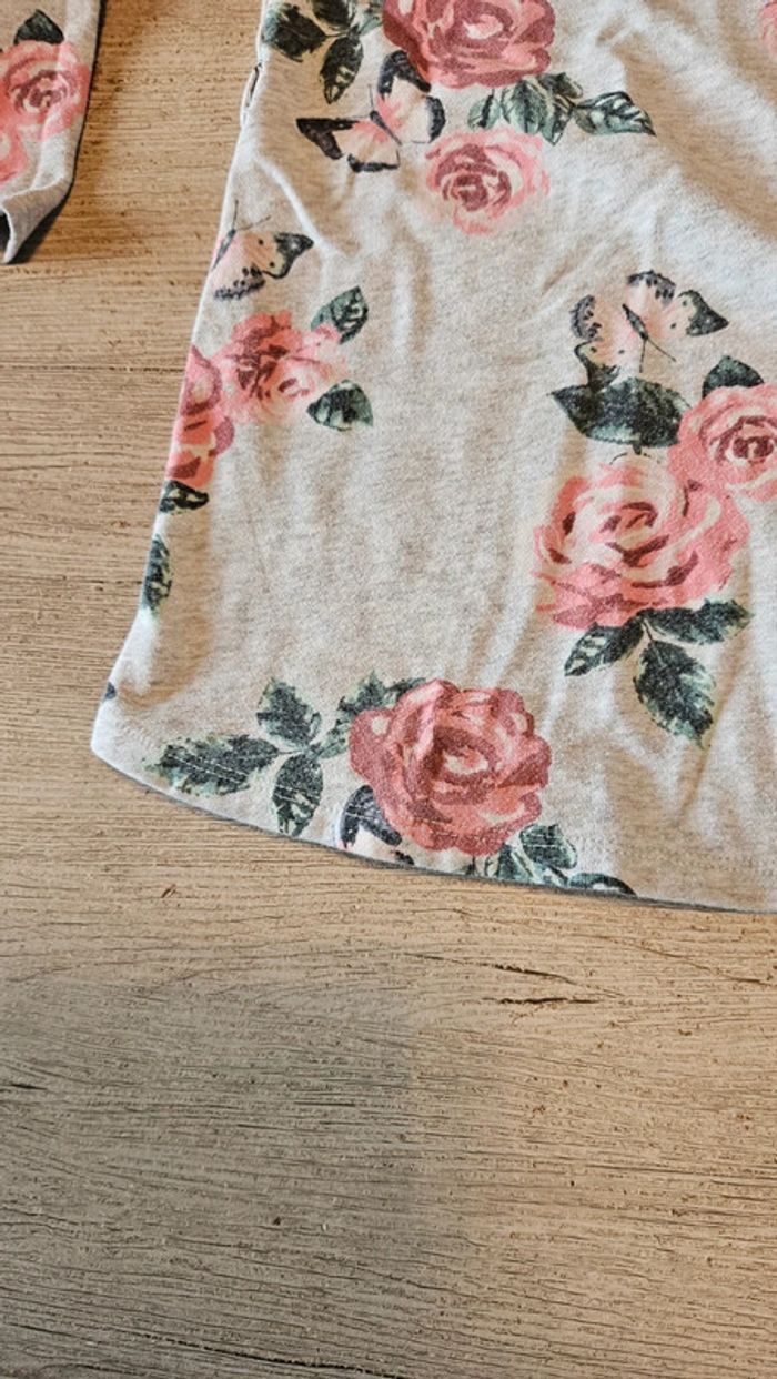 Robe courte à manches longues, grise avec des fleurs, H&M LOGG, 4/6 ans, très bon état - photo numéro 3