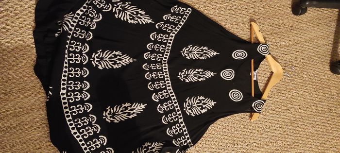 Robe noire à ramages blancs