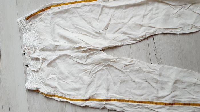 Vêtement femme pantalon court pantacourt écru bandes jaunes Camaïeu taille 36 - photo numéro 2