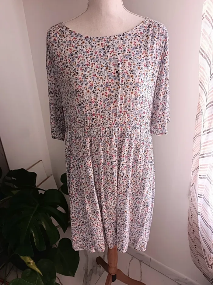 🎀jolie robe d'été blanche motif fleur bleu taille 44 c&a 🎀