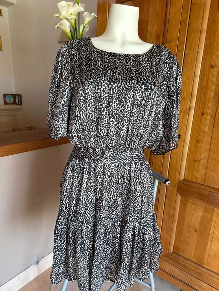 Robe femme à motifs. Avec dorures dos, collé face avant colleront. - photo numéro 3