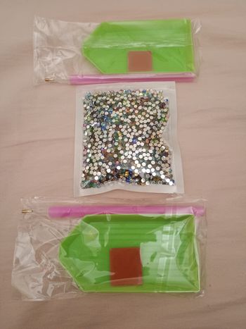 Sachet de strass multicolore et 2 lots d'accessoires