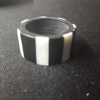 Bague nacré blanc, gris et noir