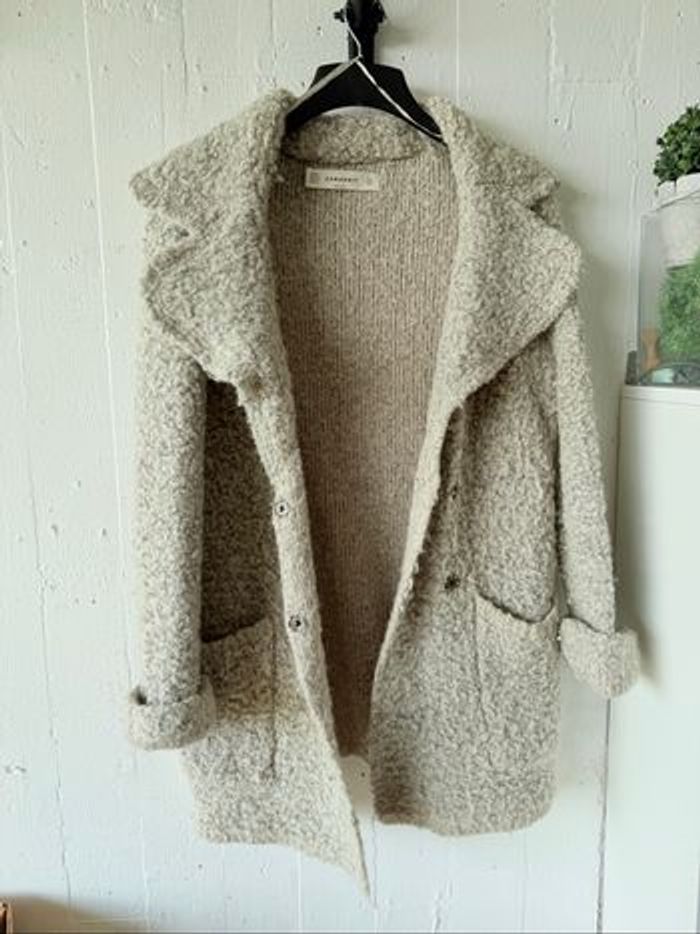 Veste peluche Zara  Fermeture pressions effet boutonnage officier  Deux poches plaquées latérales  Revers aux manches - photo numéro 3