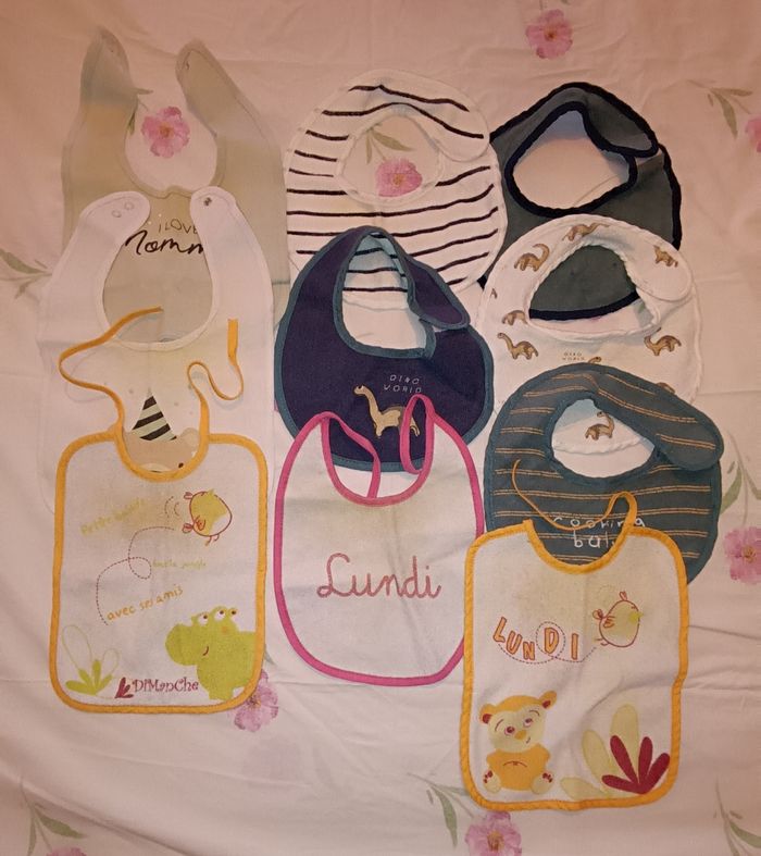 Lot pyjamas 1 mois et bavoirs - photo numéro 4