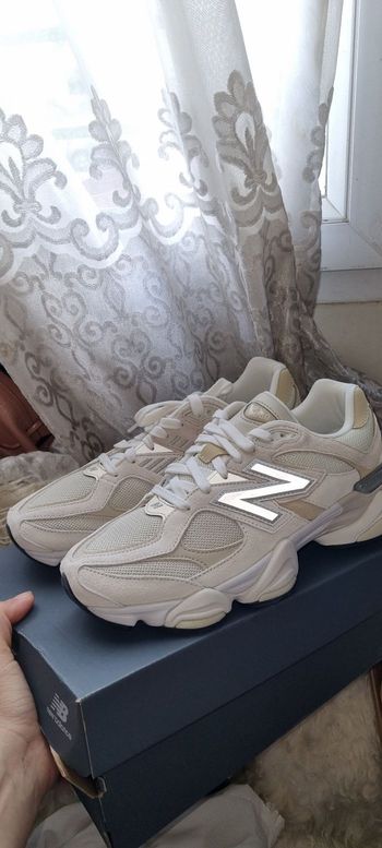 New balance 9060 t 42.5  100% Authentique