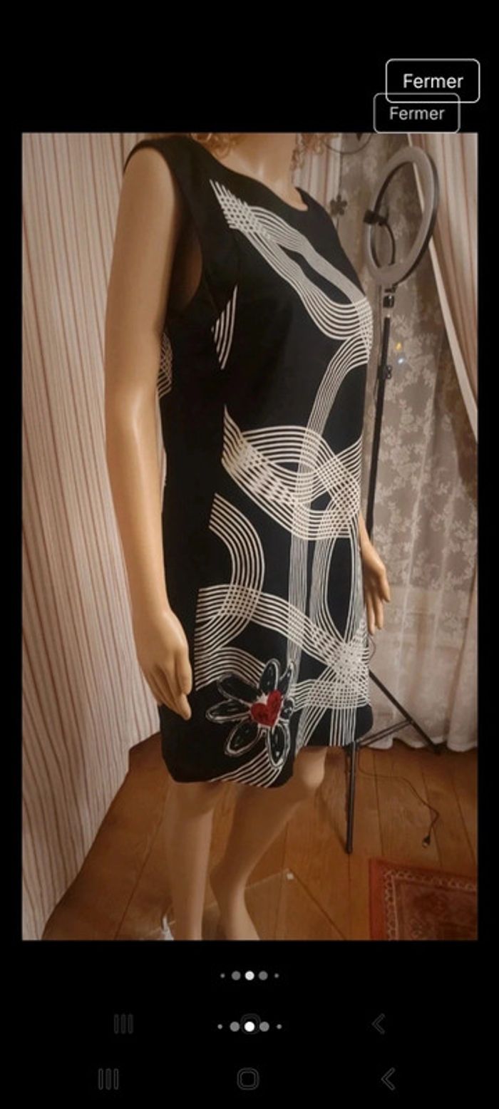 Jolie Robe Desigual fond Noir eur 42 - photo numéro 6