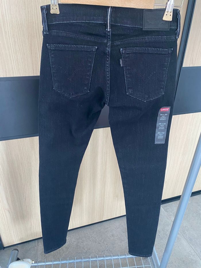 Jean neuf taille 25/30 levis
