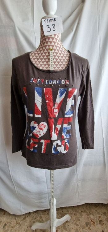 Tee-shirt, marron/ gris, motif rouge&bleu, en très très bon état, en coton, longueur 61cm
