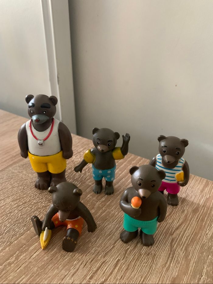5 figurines petit ours brun à la plage