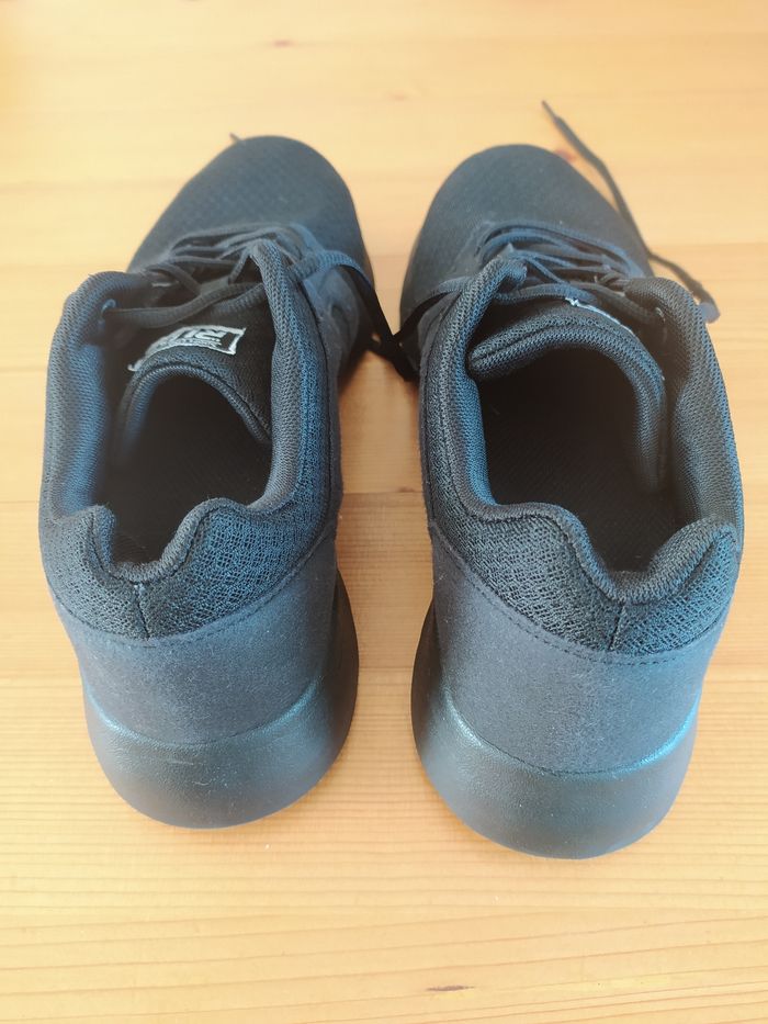 Paire de baskets noire - photo numéro 4