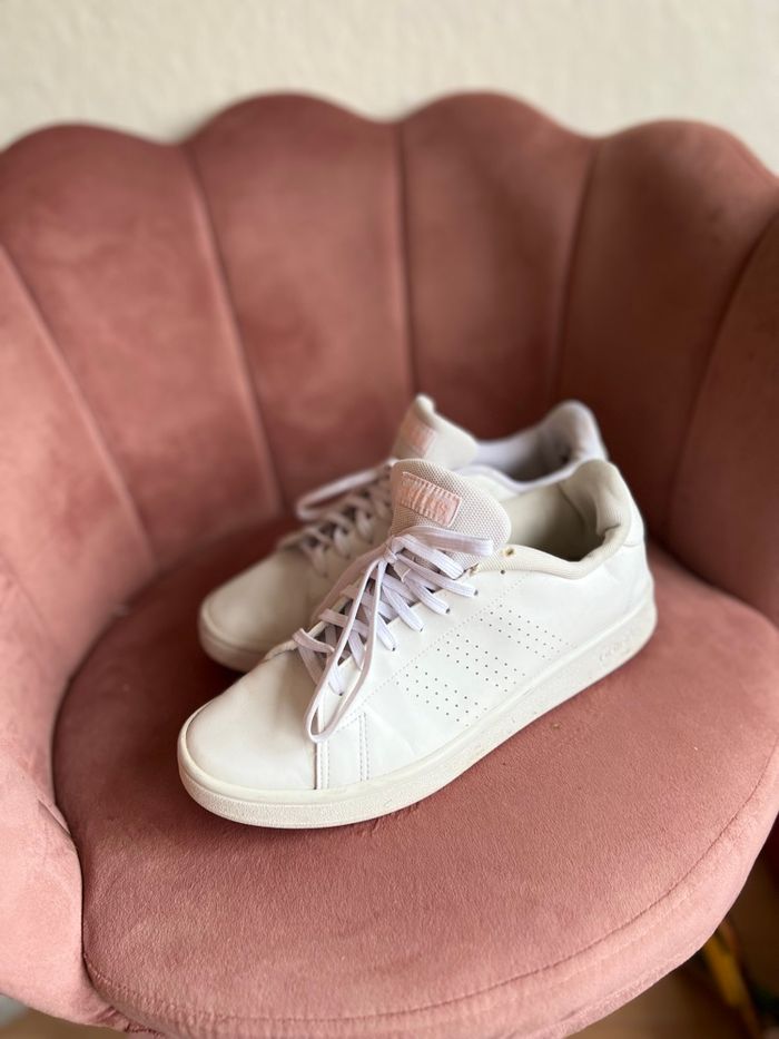 👉 Baskets Adidas blanches – Taille 41 – Classiques et confortables 🤍 - photo numéro 3