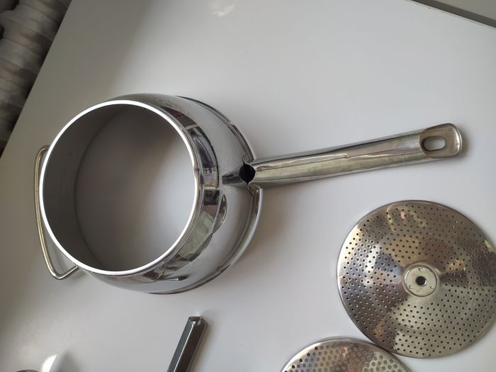 Presse-purée à manivelle (moulin de légumes) neuf en inox - photo numéro 4