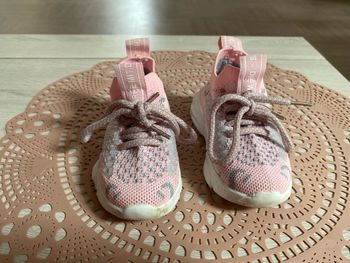 Chaussure rose et grise à lacet