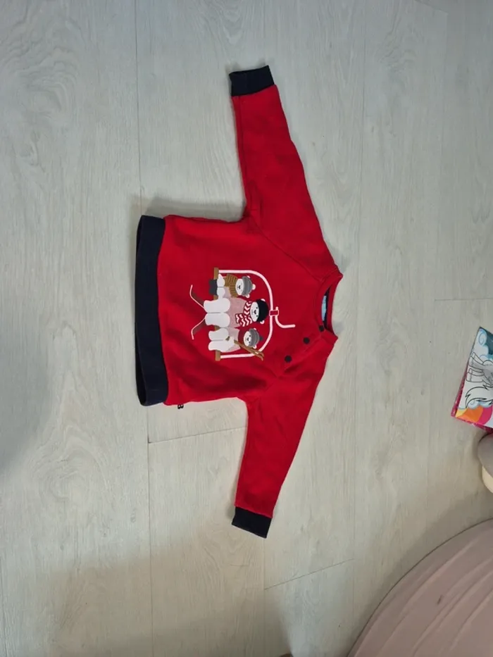 Pull rouge motif ours