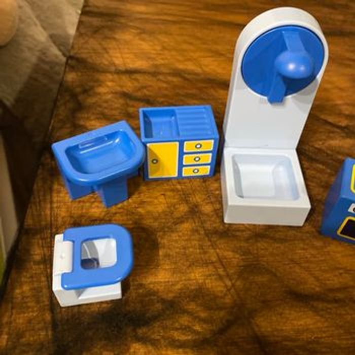 Lot 123 meubles et personnages - photo numéro 2