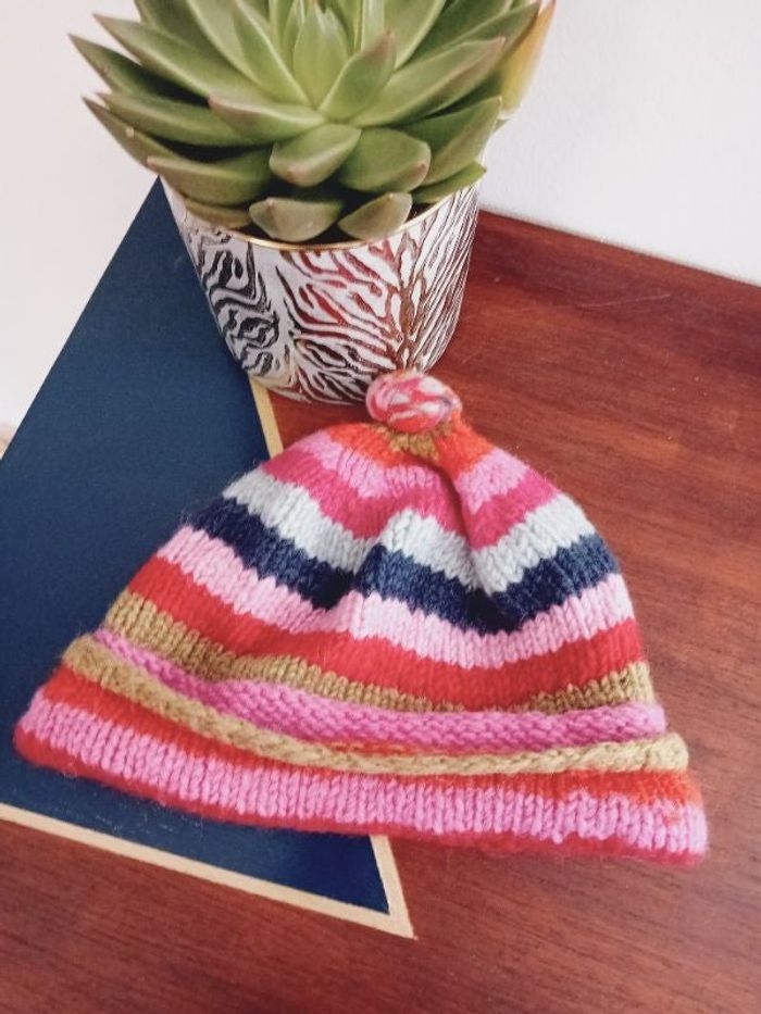 Bonnet coloré femme en laine tricoté par mamie