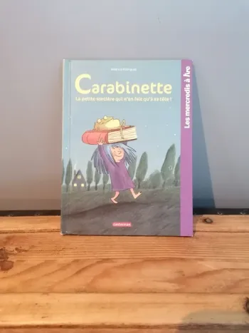 Livre Carabinette la petite sorcière qui n'en fait qu'à sa tête !
