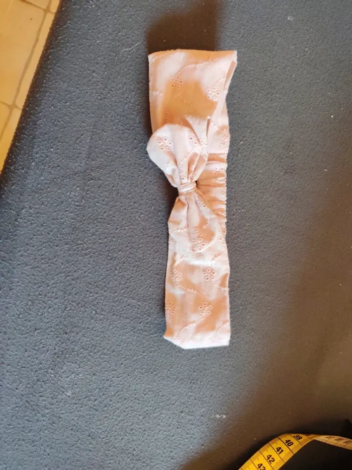 Bandeau avec nœud rose pale 2ans