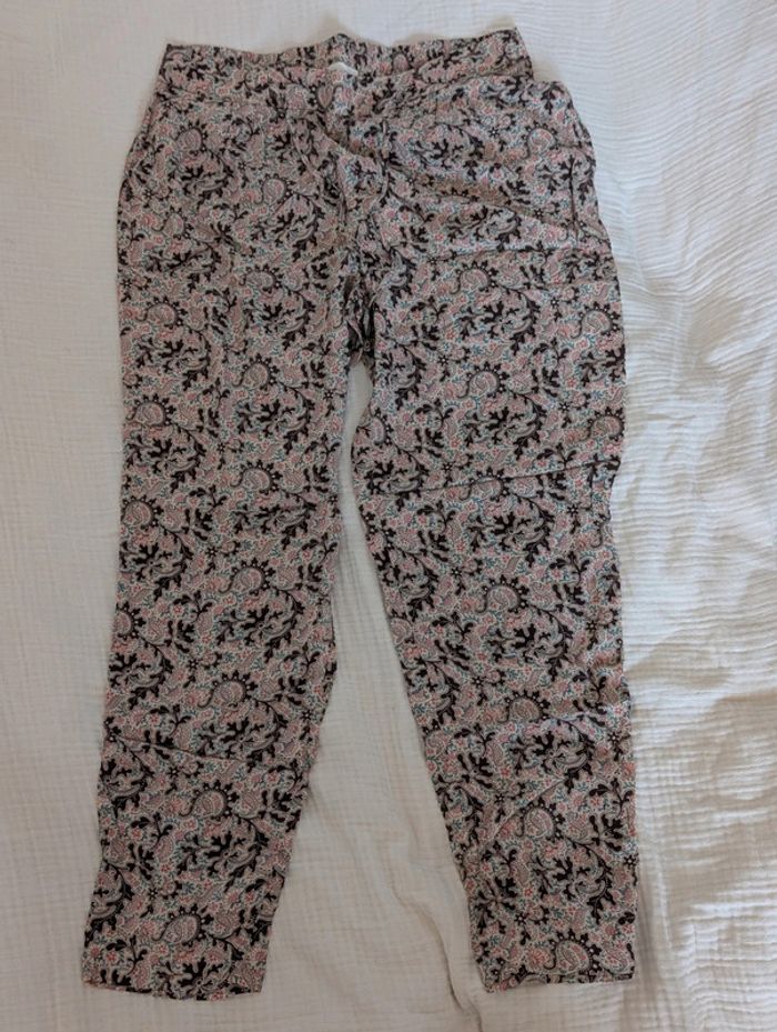 Pantalon fluide chino noir motifs fleuris coloré Maison 123