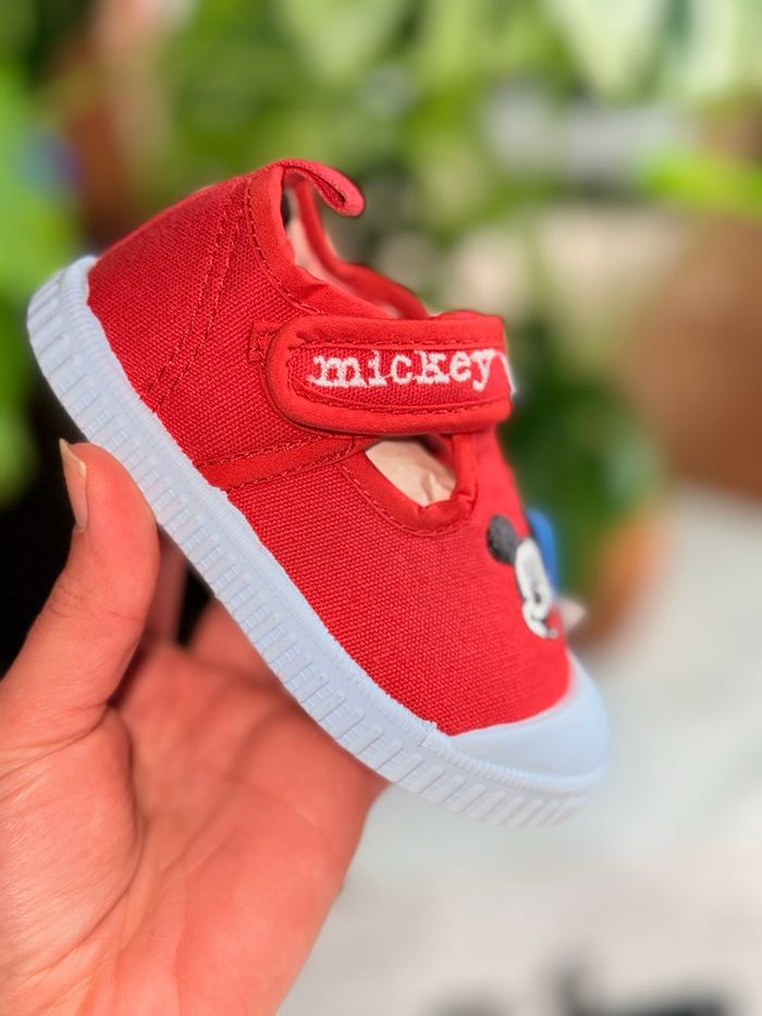 Chaussures Mickey Disney - Neuves avec étiquette - Taille 21 🐭 - photo numéro 1